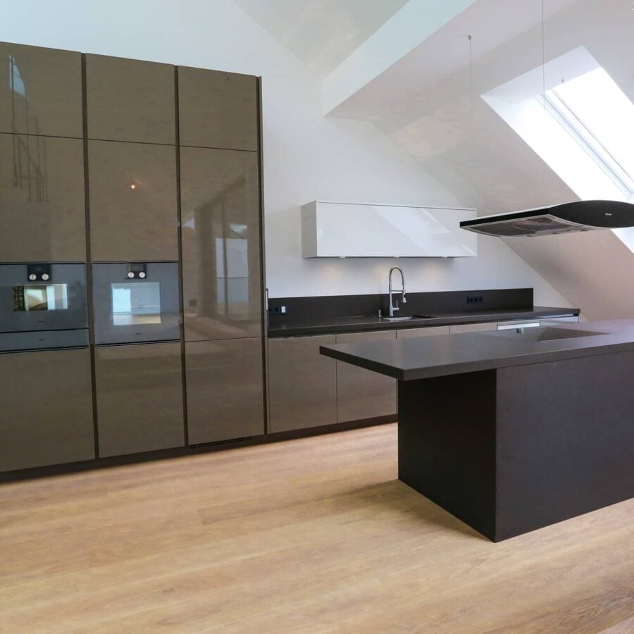 Moderne Poliform Varenna Küche mit Hochglanzfronten, Kochinsel, Gaggenau und Miele Geräten, Dachfenster und, Referenz