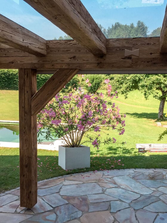 Terrasse mit Altholzummantelung