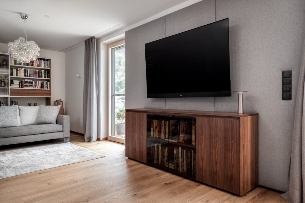 Wandverbau Stoffpaneele mit TV Board in Nuss M-Studio Reiter