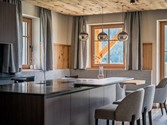 Wohn Küche mit Ecktbank und Holztisch Tischlerei Reiter