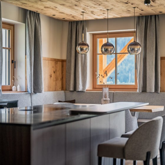 Wohn Küche mit Ecktbank und Holztisch Tischlerei Reiter