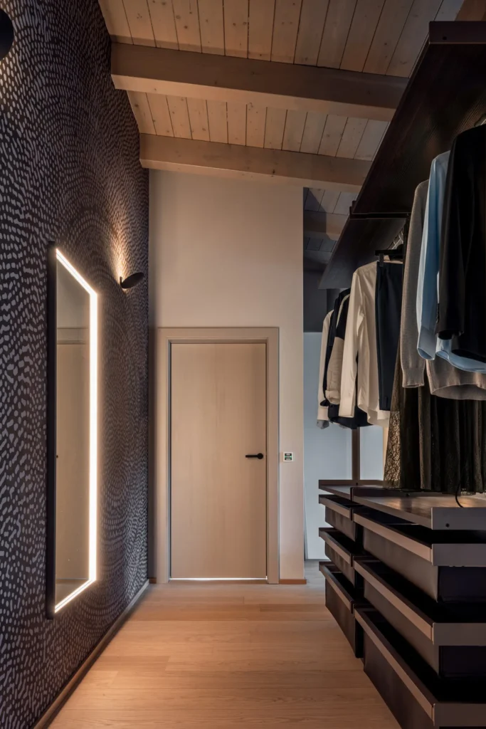 Ankleidebereich mit Rimadesio und Tapete