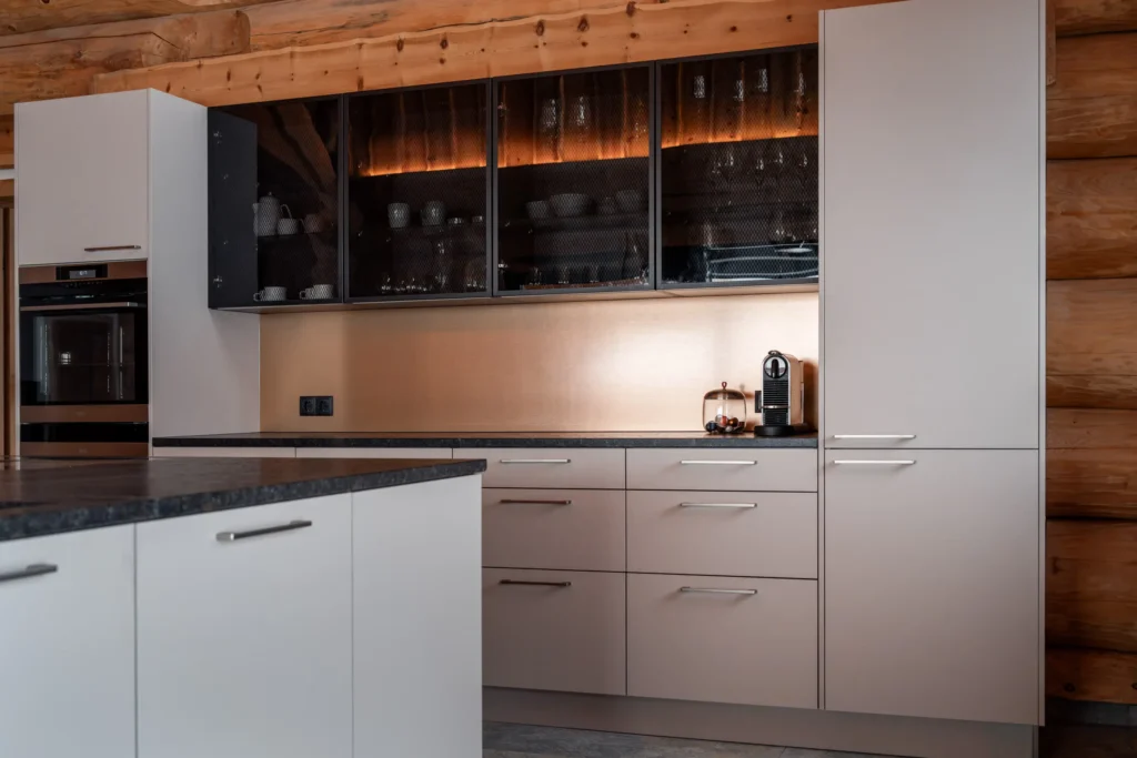 Moderne Wohnküche in Blockhaus M-Studio Reiter Tischlerei