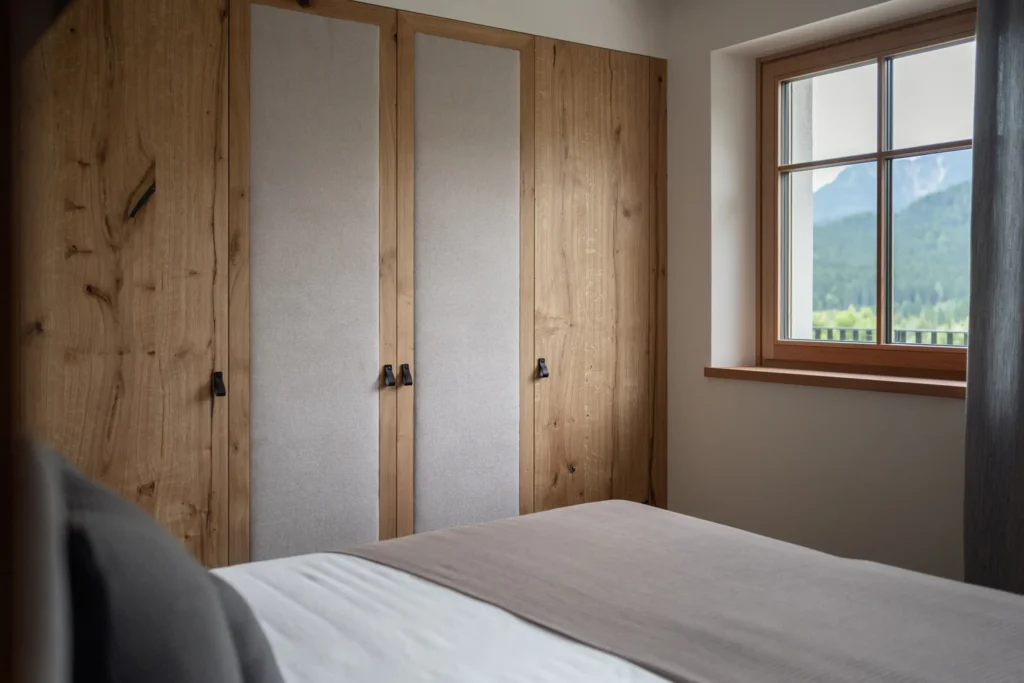 Schlafzimmerkasten in Eiche mit Lodenfelder