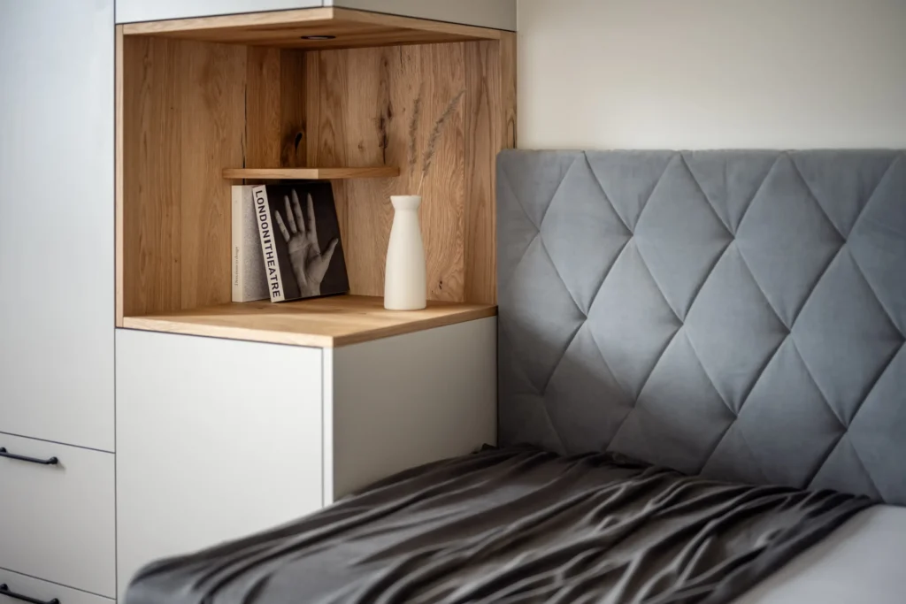 Nachtkästchen an Boxspringbett in Eiche