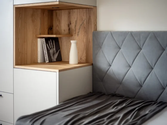 Nachtkästchen an Boxspringbett in Eiche