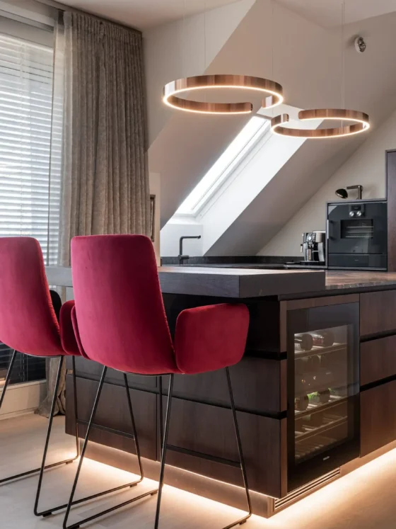 Tischleriküche mit Occio Mito Lampen und KFF Stühle von M-Studio Reiter