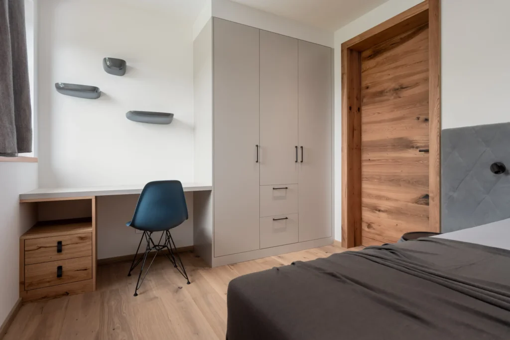 Vitra mit Einbaumöbel aus der Tischlerei Reiter