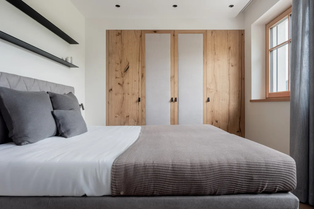 Einbaukasten mit Lodenfronten in Eichenrahmen von Tischlerei Reiter