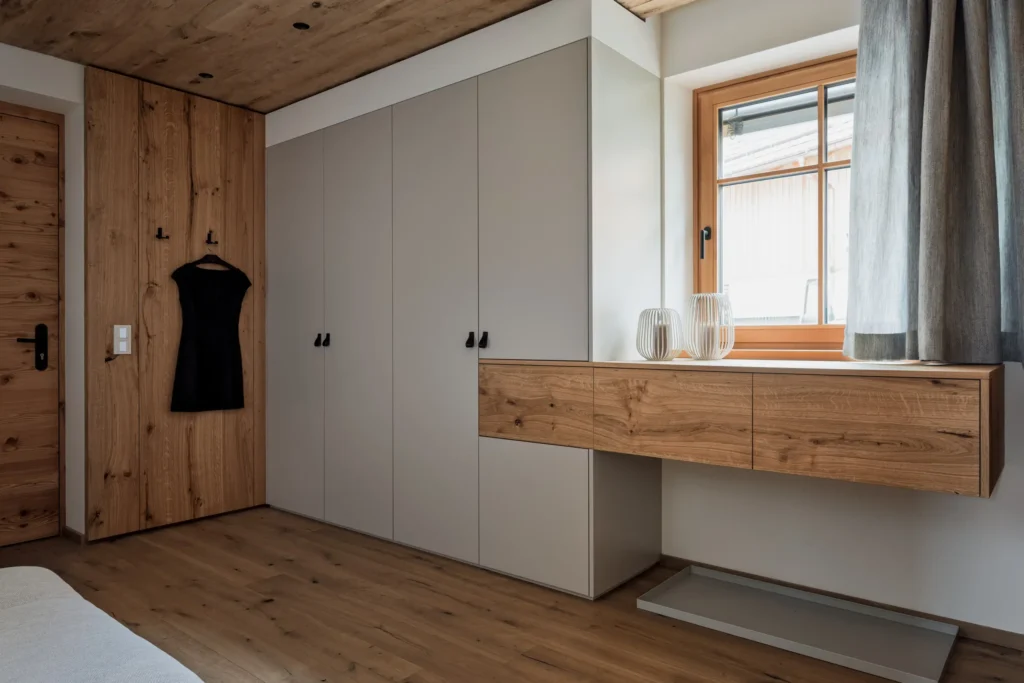 Einbaukasten in farbe mit Holz Sodeboard und Wandverkleidung