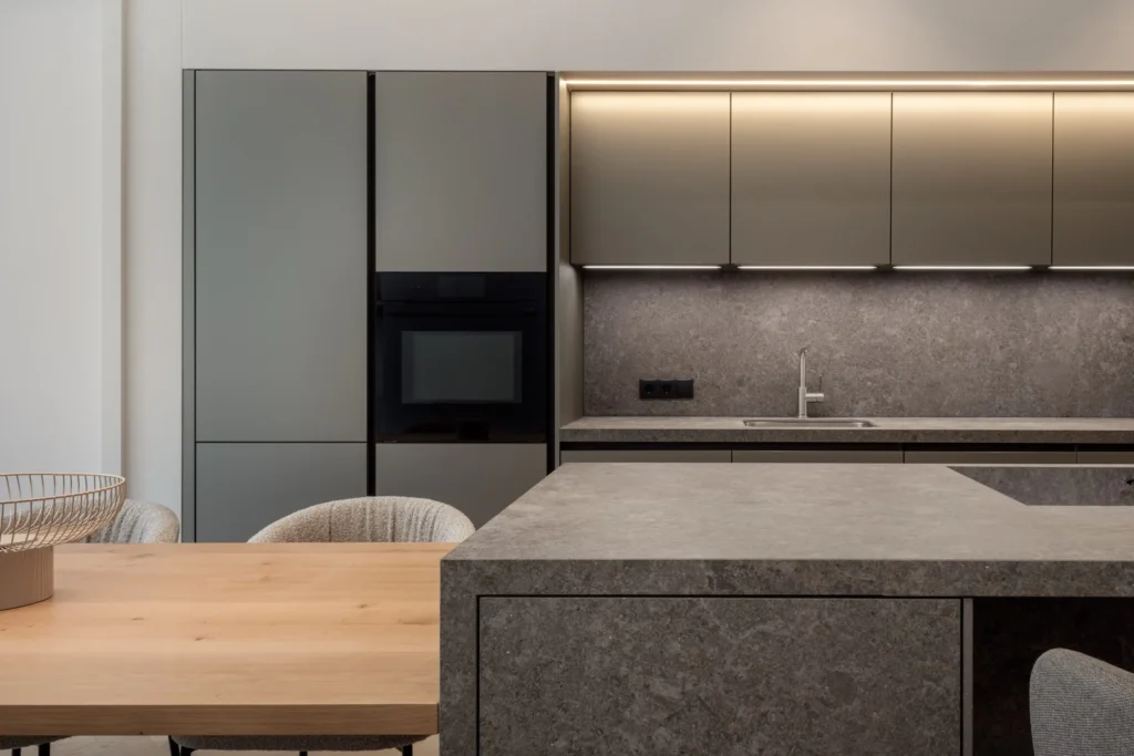 Keramik Kueche mit Tischplatte in Eiche