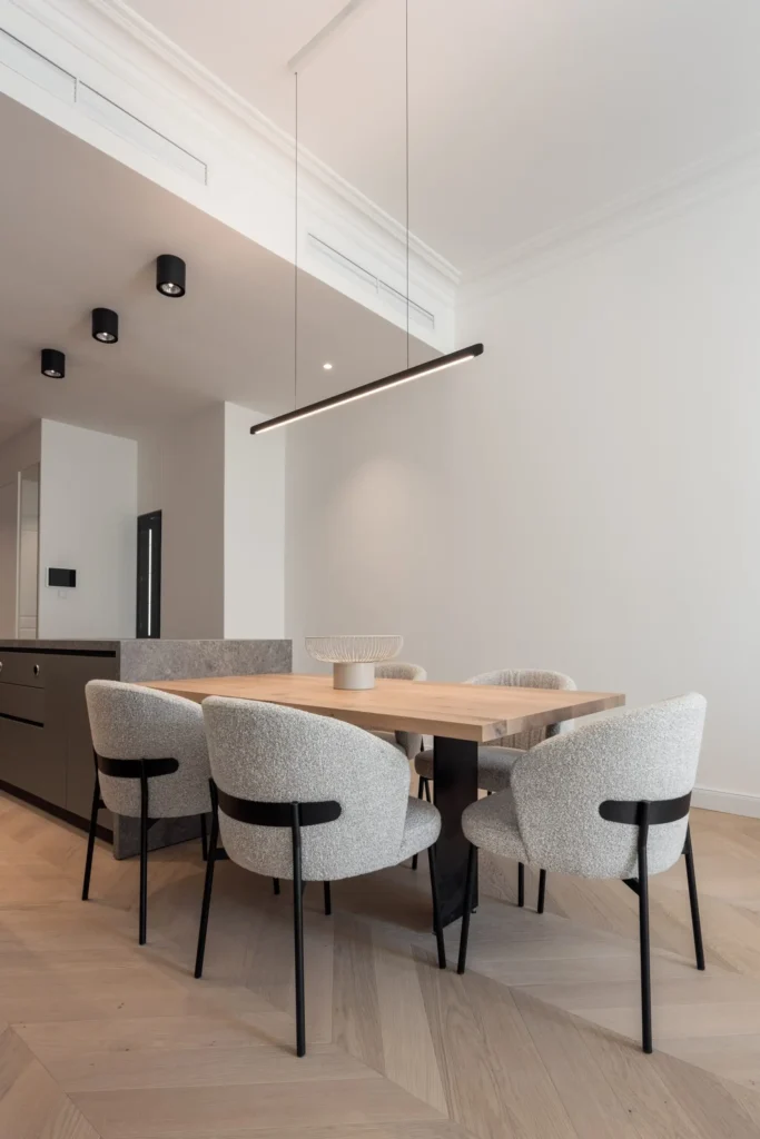 Tisch bei Kücheninsel