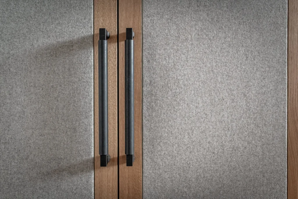 Tischlerei Reiter Massivholzkasten mit Lodenfront