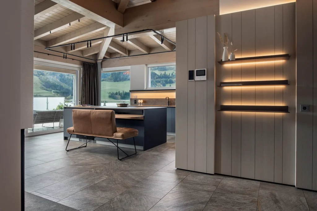 Poliform Küche mit Tischlerei Holzverbau