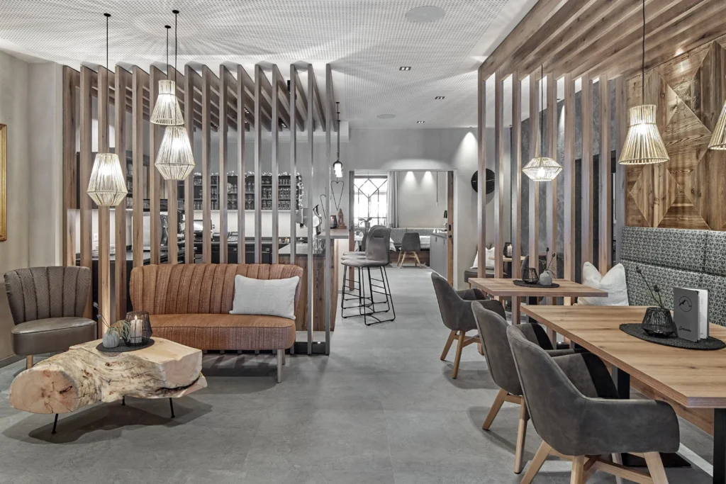 Lamellenelement und Wandverbau aus Altholz