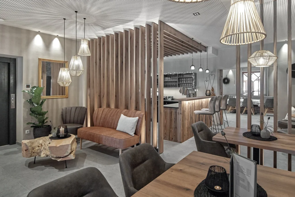 Verbindung Rezeption Gaststube Altholz mit Lamellen