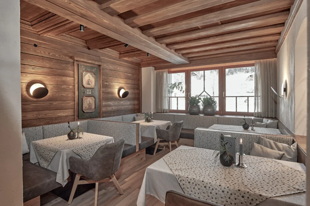 Gaststube Alpenhotel Wurzer gefertigt durch die Tischlerei Reiter Altenmarkt