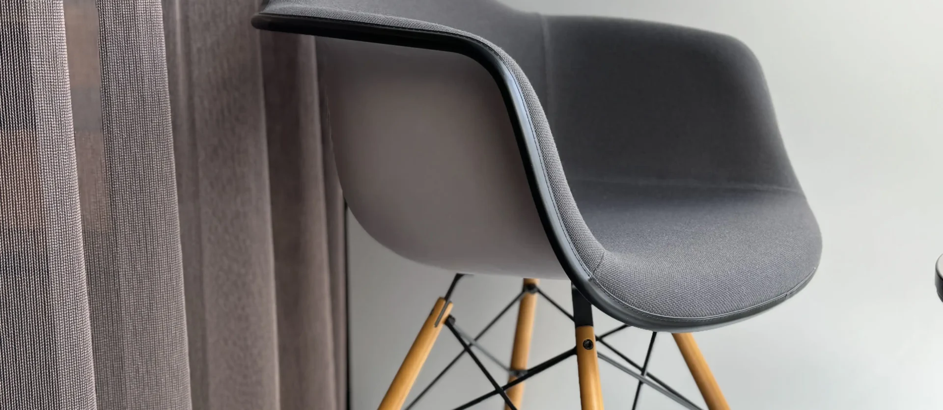 Abverkauf Vitra DAW mit Armlehnen und vollpolster