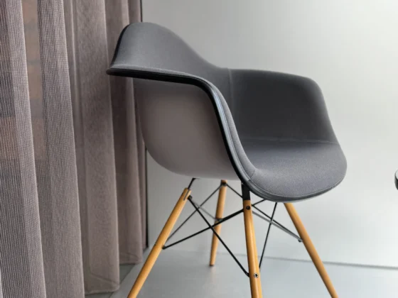 Abverkauf Vitra DAW mit Armlehnen und vollpolster