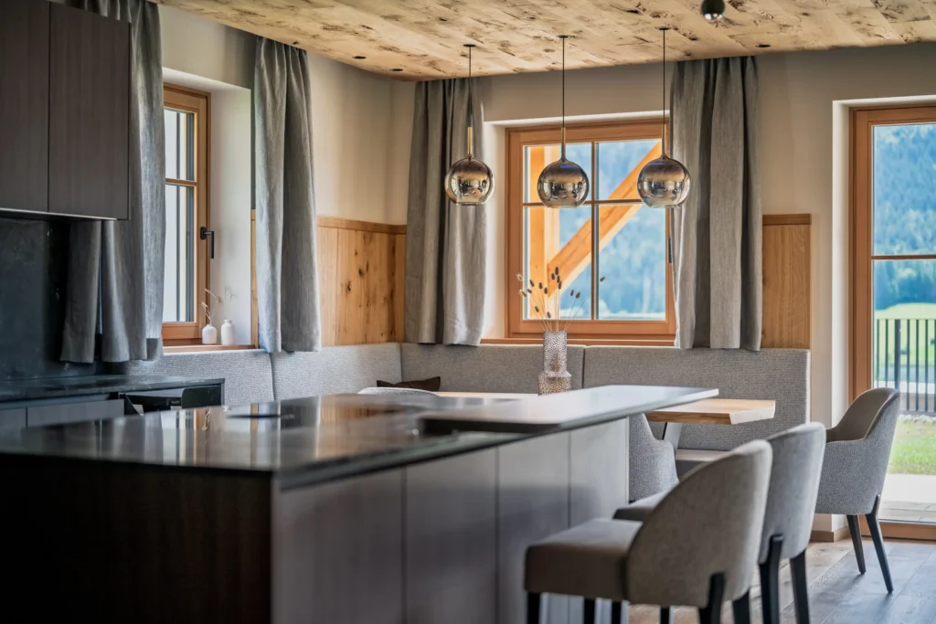 Wohn Küche mit Ecktbank und Holztisch Tischlerei Reiter