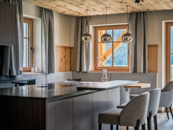 Wohn Küche mit Ecktbank und Holztisch Tischlerei Reiter