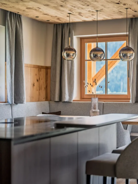 Wohn Küche mit Ecktbank und Holztisch Tischlerei Reiter