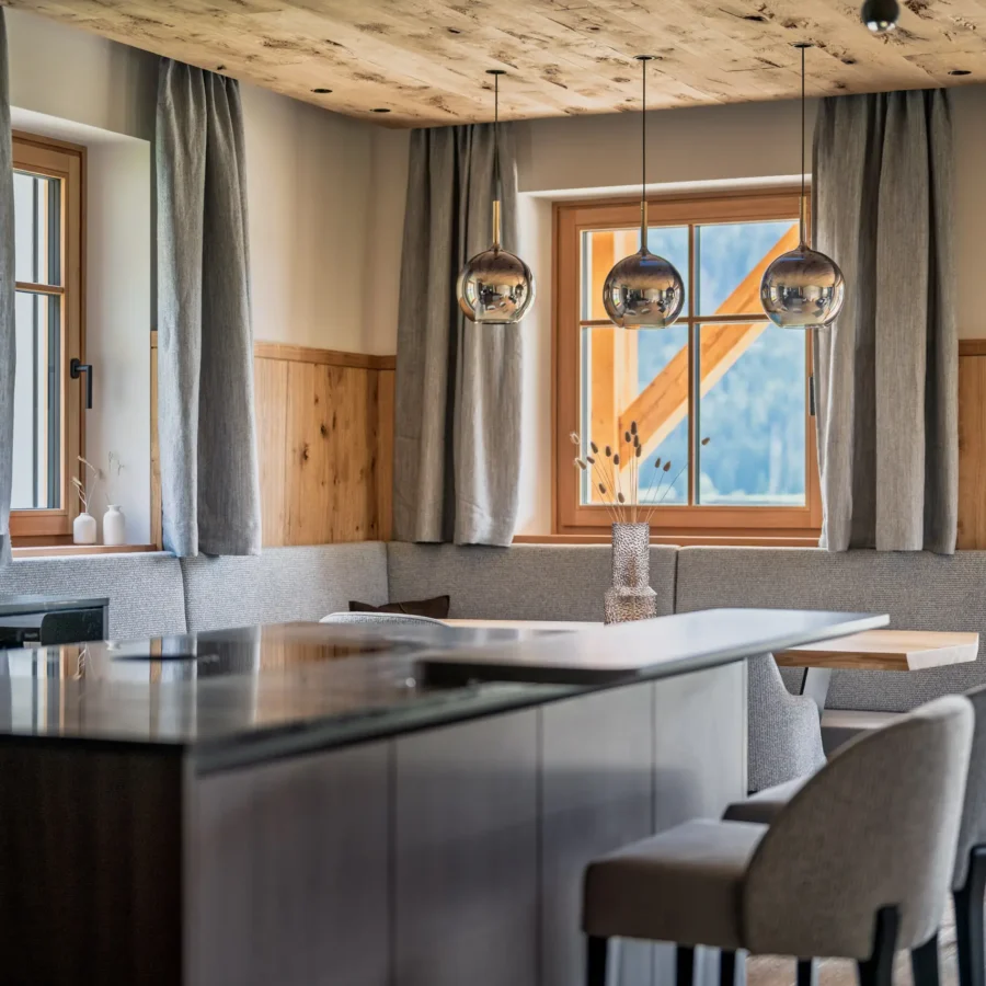 Wohn Küche mit Ecktbank und Holztisch Tischlerei Reiter