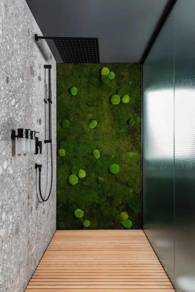 Duschbereich mal anders in Glas Stein und Moos