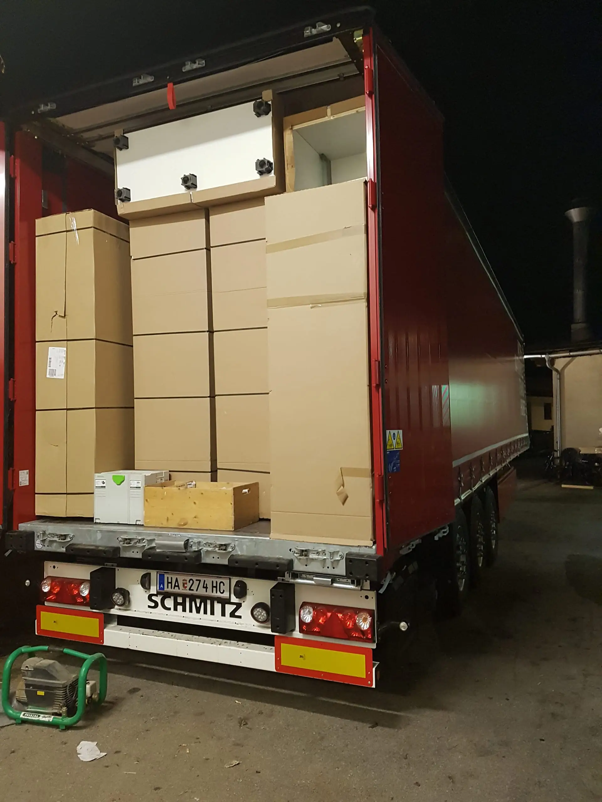 LKW Ladung von Minotti Lieferung durch M-Studio Reiter