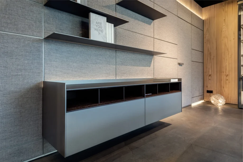 self up und self bold von Rimadesio im M-studio Reiter