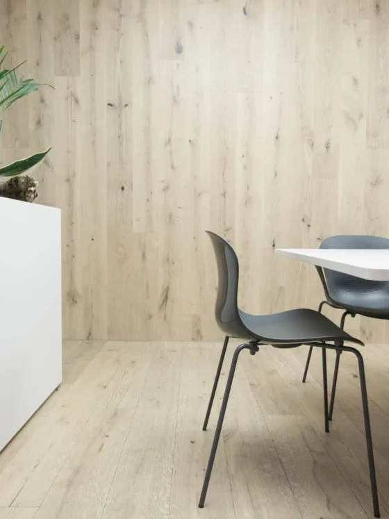 Moderner Besprechungsraum mit Fritz Hansen Stühlen, weißem Tisch, Holzverkleidung und Pflanzen in weißem, Referenz