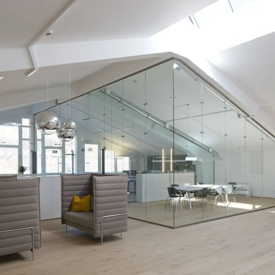 Modernes technisches Büro mit Glaswänden, Fritz Hansen Stühlen, maßgefertigten Sitznischen und heller, Referenz