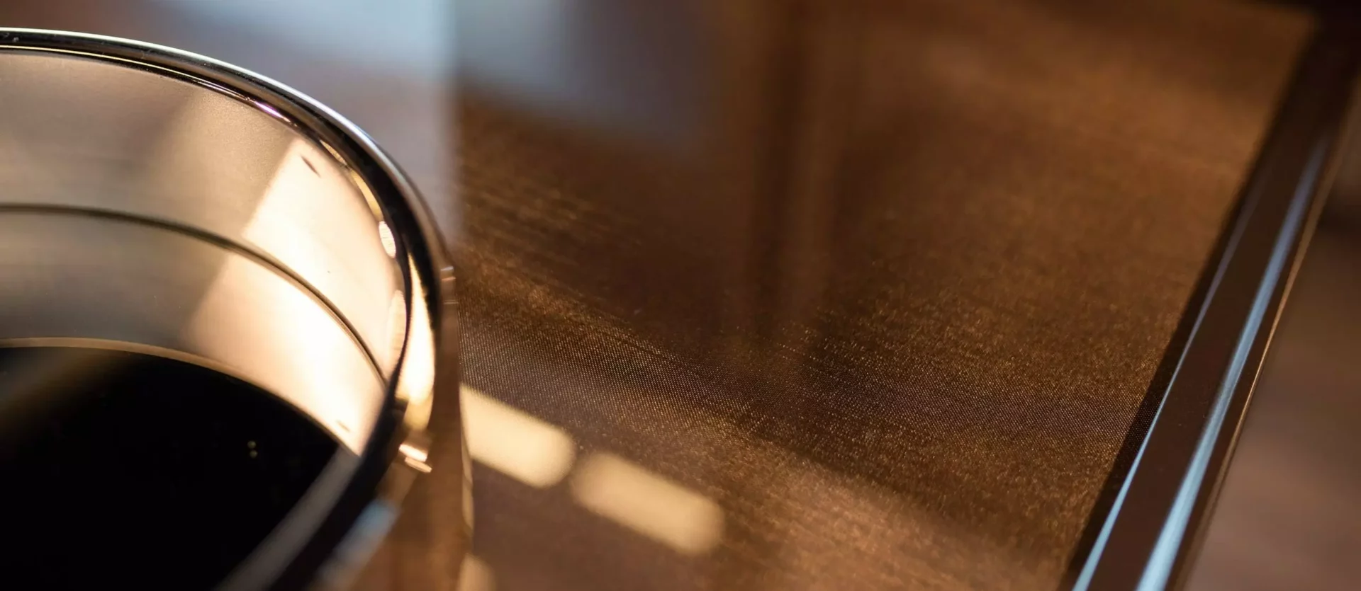 Nahaufnahme eines glänzenden Minotti Couchtischs mit Glasplatte im modernen Möbelstudio mit Innenarchitektur und