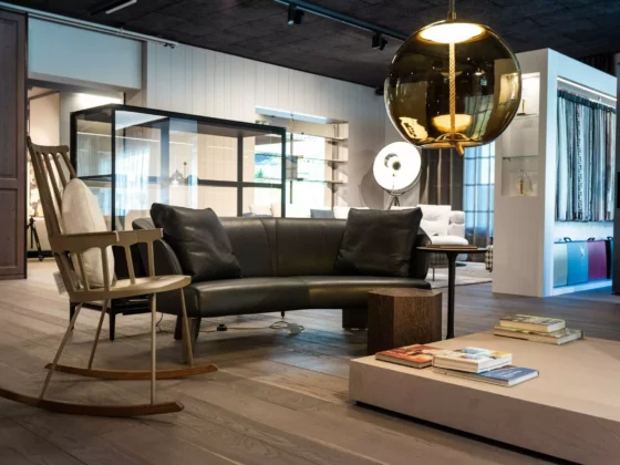 Moderner Showroom mit Poliform Sofa, Minotti Schaukelstuhl, Kartell Hängeleuchte und Riva1920 Couchtisch, stilvolle