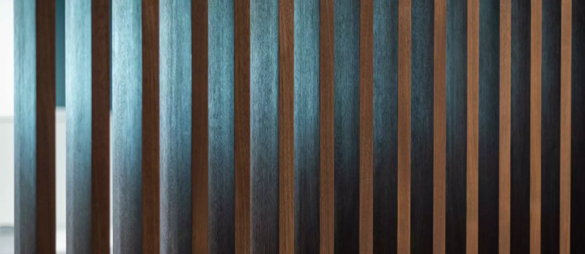 Holzlamellen als Raumteiler mit Licht- und Schatteneffekten in modernem Innenraumdesign, Poliform