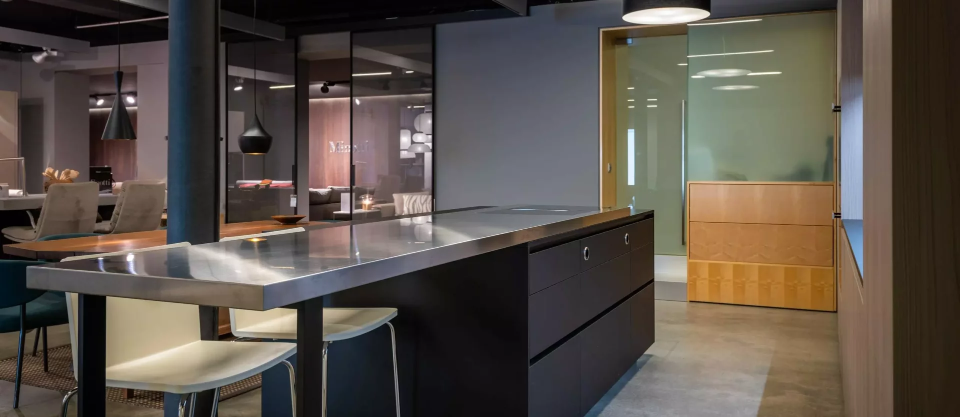 Moderne Poliform Küche Alea mit Edelstahlarbeitsplatte, Küchenbar, weißen Barhockern und indirekter Beleuchtung im