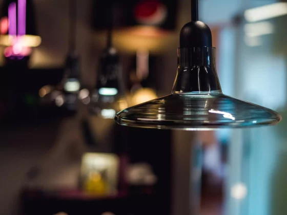 Nahaufnahme einer modernen, transparenten Hängelampe aus Glas in einem stilvollen Innenraum mit unscharfem, Innenarchitekt