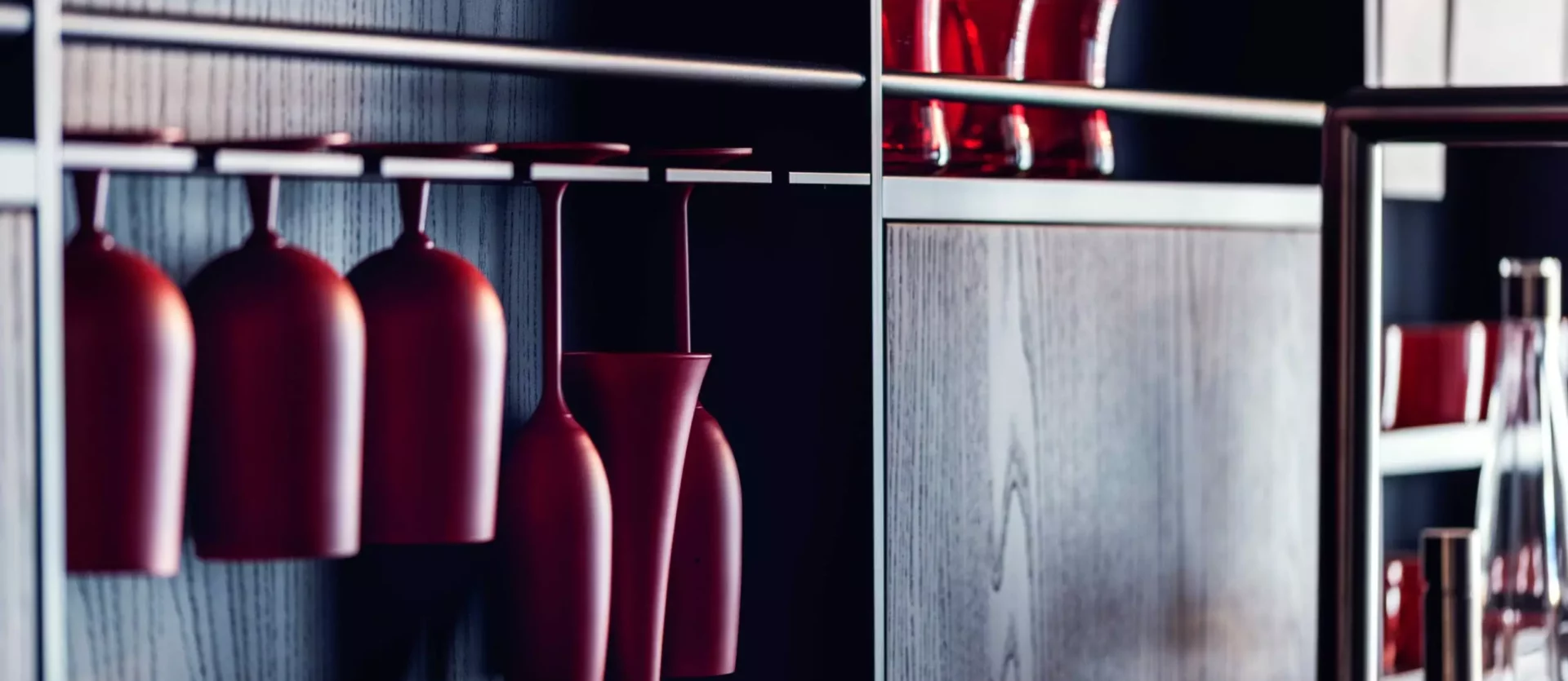 Moderne Innenarchitektur mit maßgefertigtem Holzregal und roten Designergläsern im Möbelstudio Altenmarkt Showroom