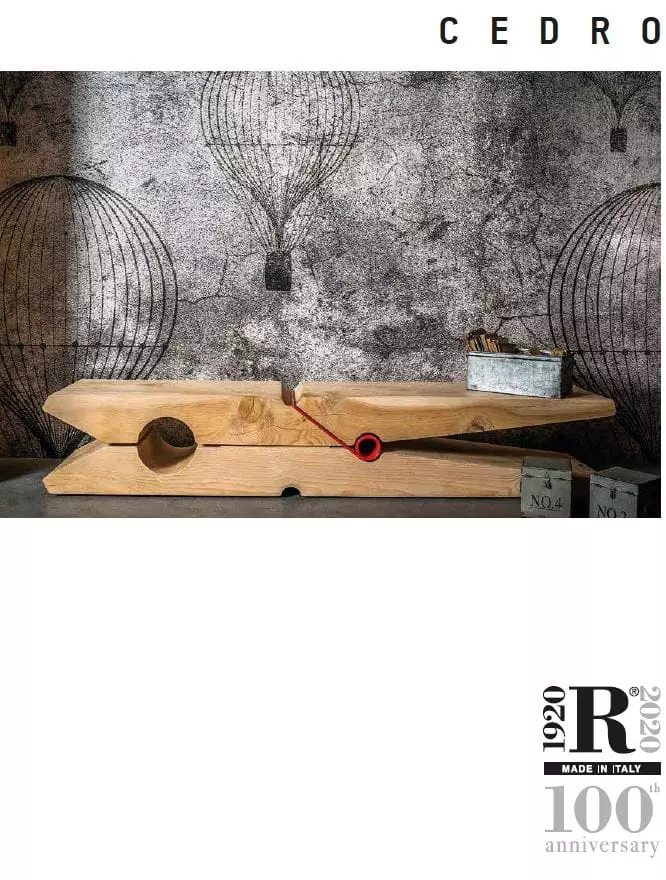 Massivholz-Bank aus Zedernholz der Riva1920 Cedro Kollektion im modernen Möbelstudio vor Wand mit Heißluftballon-Motiv