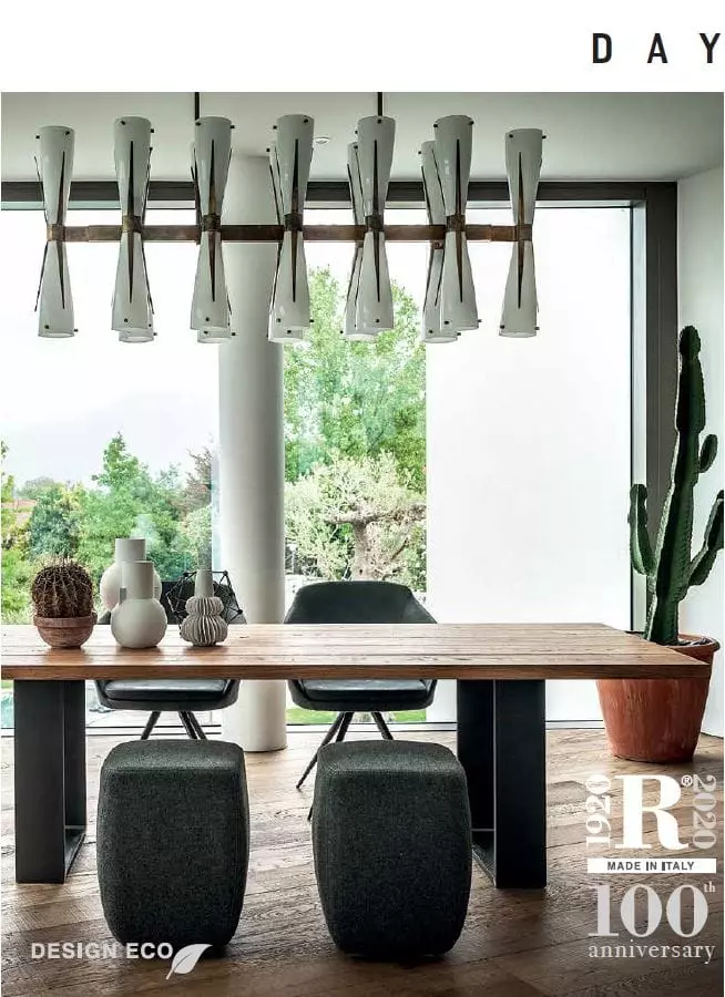 Moderner Essbereich mit Riva1920 Day Kollektion Tisch aus Holz und Metall, Designerleuchten, Stühlen und Pflanzen vor großem