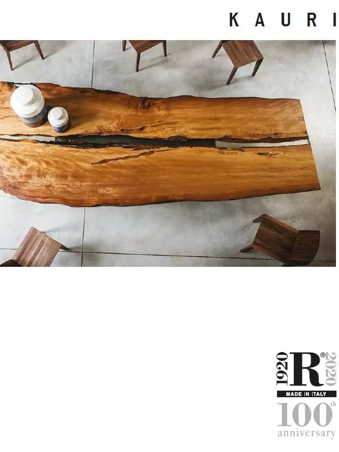 Massiver Riva1920 Kauri Holztisch mit Epoxidharzfüllung und vier Holzstühlen in modernem Möbelstudio Showroom