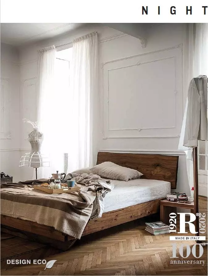 Schlafzimmer mit Riva1920 Night Kollektion Holzbett und Beistelltisch in modernem Innenarchitektur-Design mit Parkettboden