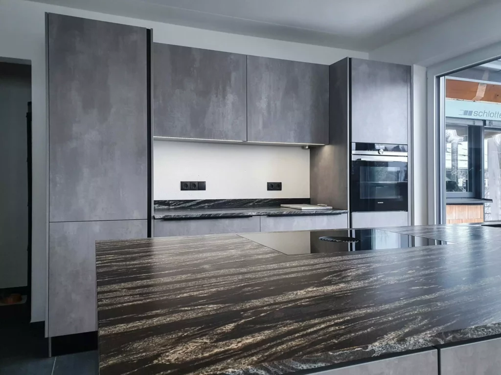 Moderne Küche mit grauen Fronten, Steinarbeitsplatte, Siemens Backofen und Kochfeld im Möbelstudio mit, Electiond