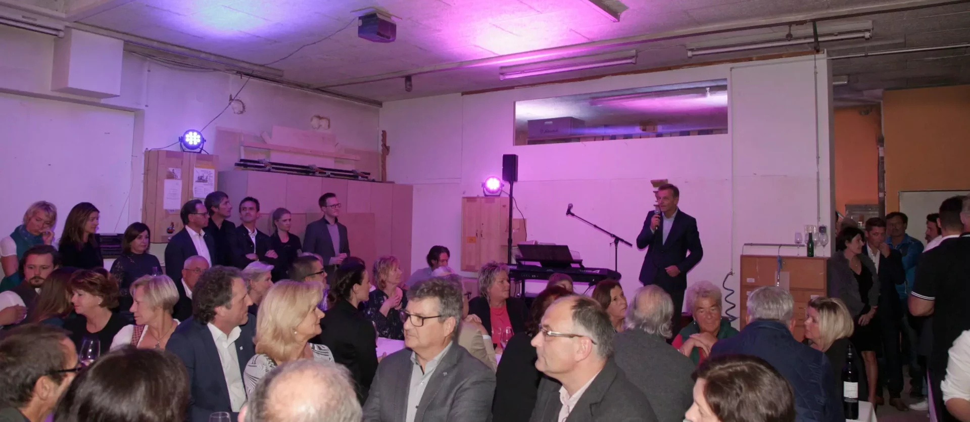 Innenarchitektur Event im Möbelstudio mit Gästen, Sprecher am Mikrofon, Showroom Atmosphäre mit Minotti und Poliform, Fest