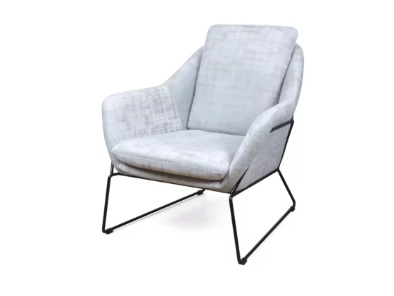 Moderner Lounge-Sessel mit hellgrauem Stoffbezug und schwarzem Metallgestell, Designermöbel im Möbelstudio Reiter