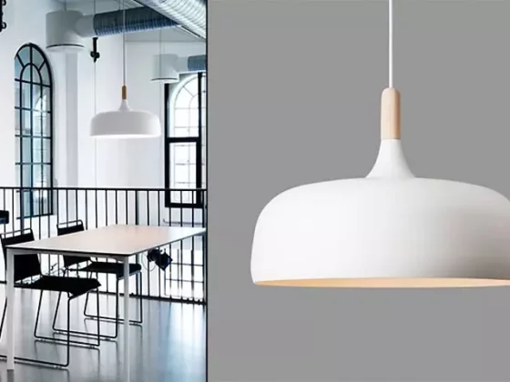 Moderner Essbereich mit weißer Pendelleuchte, schlichtem Tisch und schwarzen Stühlen in industriellem Loft mit großen, Möbel