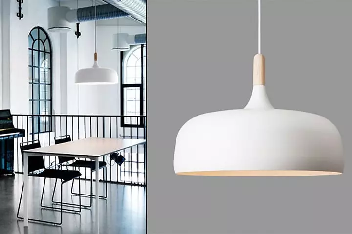 Moderner Essbereich mit weißer Pendelleuchte, schlichtem Tisch und schwarzen Stühlen in industriellem Loft mit großen, Möbel