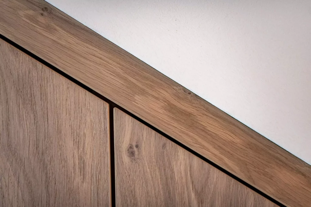 Detailaufnahme einer maßgefertigten Holzverkleidung aus Eiche mit präziser Innenarchitektur und Tischlerei in, Möbelstudio
