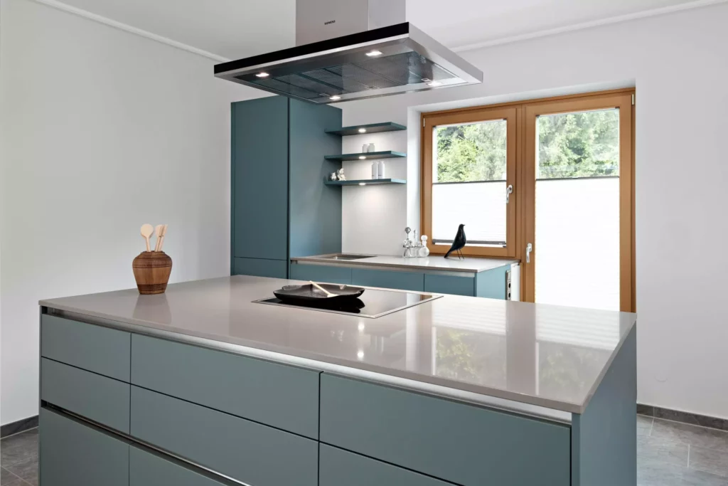 Moderne Küche mit maßgefertigten blauen Fronten, Kochinsel mit Induktionsfeld, Edelstahl-Dunstabzug und, Riva1920