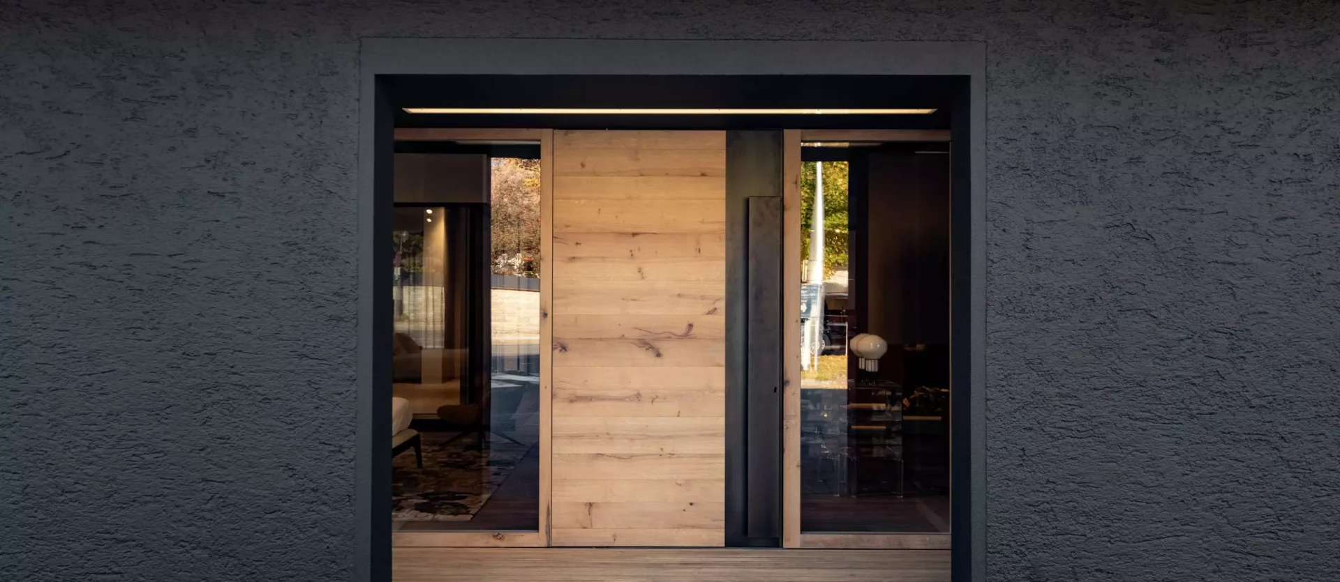 Eingang mit großer, schiebbarer Holztür und Glasfenstern in schwarzem Rahmen, moderner Stil, Salzburg Altenmarkt, Möbelstudio